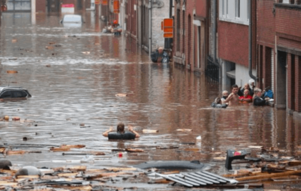 VELIKE POPLAVE U RUMUNIJI: Potopljeno 12 okruga, ima i ŽRTAVA! (VIDEO) 